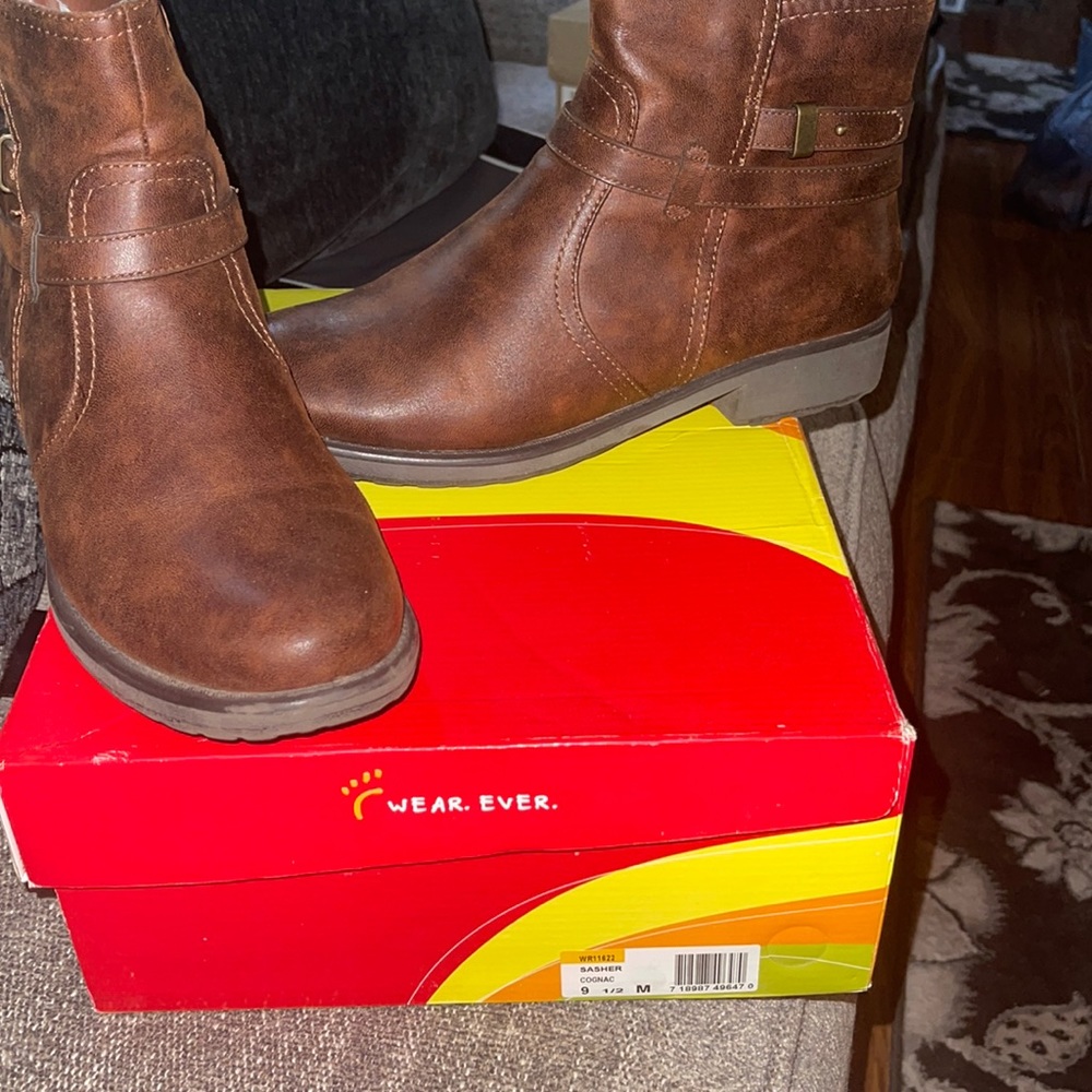 They are comfortable brown ankles brown boots 9.5
